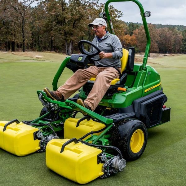 John Deere 2700 E-Cut™ Hybrid Triplex Mower