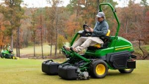 John Deere 2750 E-Cut™ Hybrid Triplex Mower